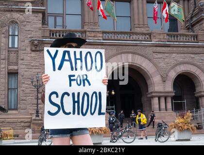 Protestierende versammeln sich vor dem Ontario Legislative Building im Queen`s Park, um gegen die COVID-19 Schließung am 2. Mai 2020 zu protestieren. Stockfoto